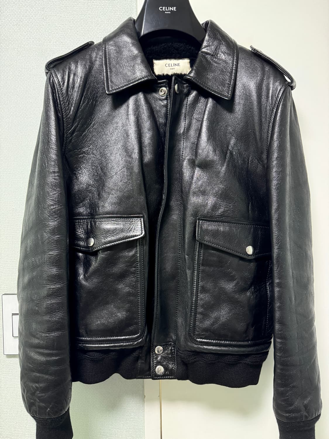 셀린느 19fw 블랙 색상의 셀린느 양털 레더 자켓 상품이미지3