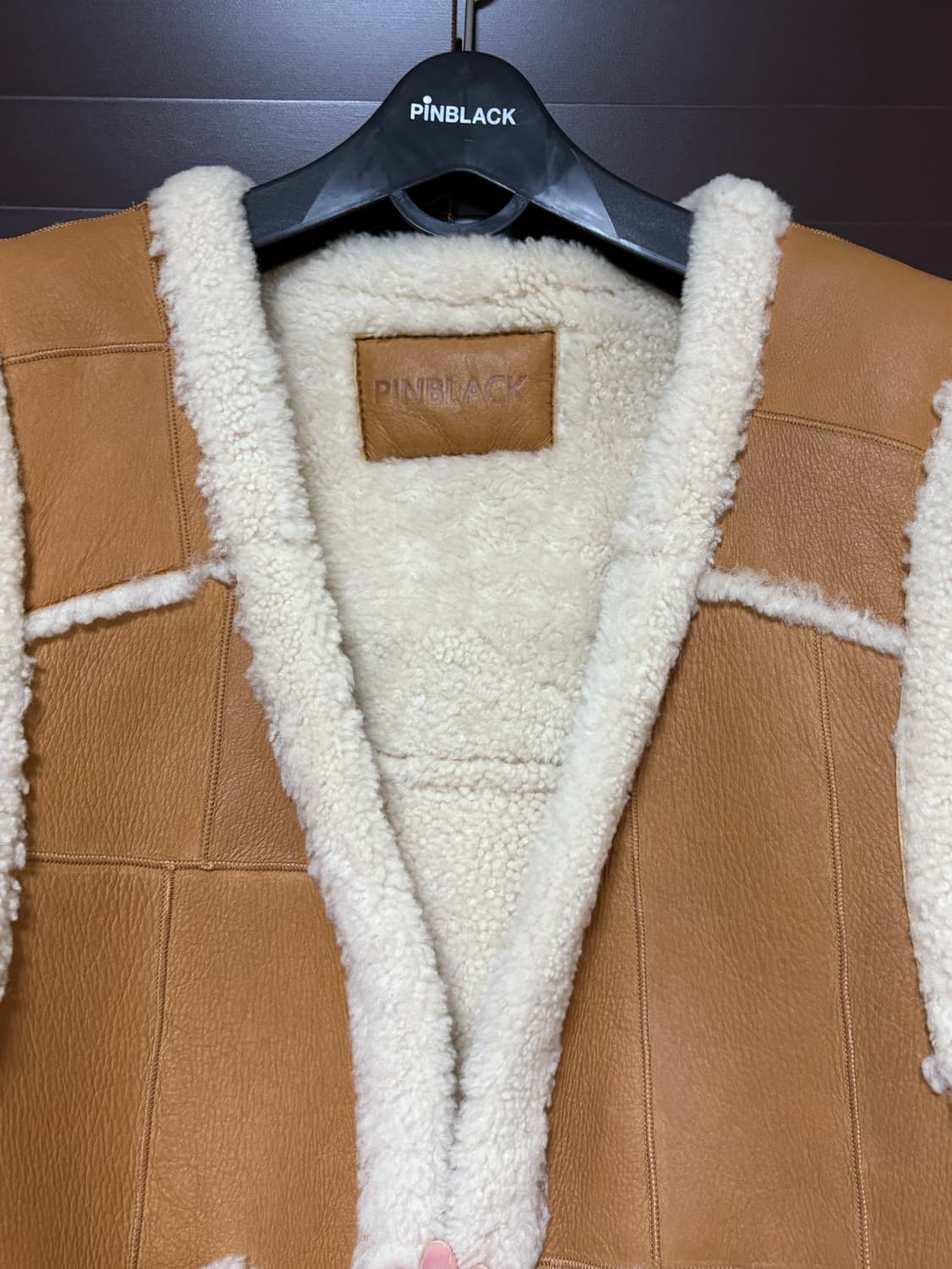 핀블랙 업사이클링 패치워크 리얼 무스탕 베스트 상품이미지5