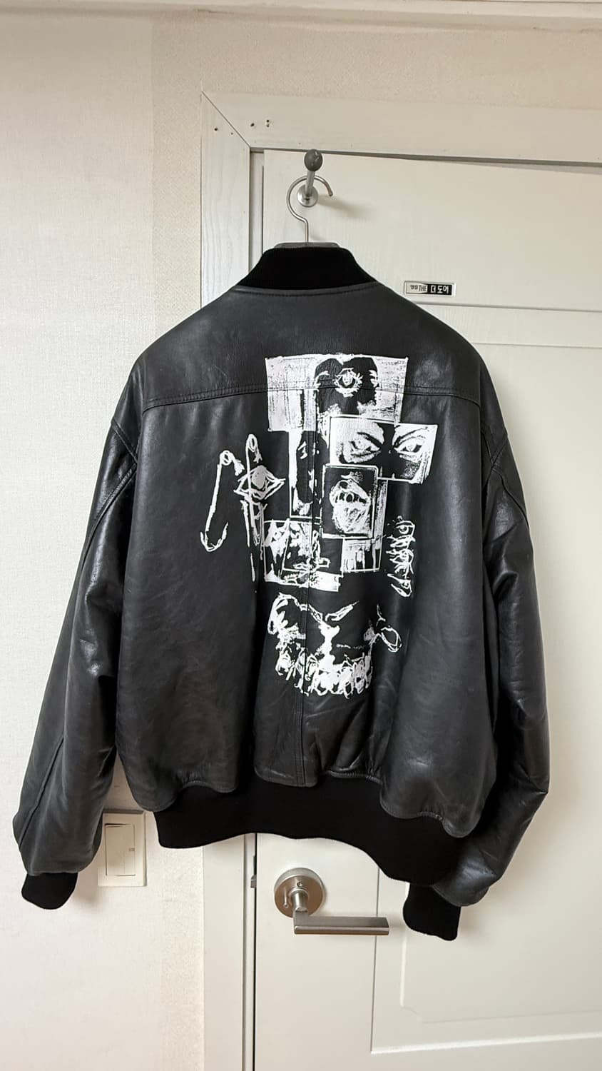 언더마이카 언노운 아트웍 프린트 염소 가죽 봄버 블랙 상품이미지3