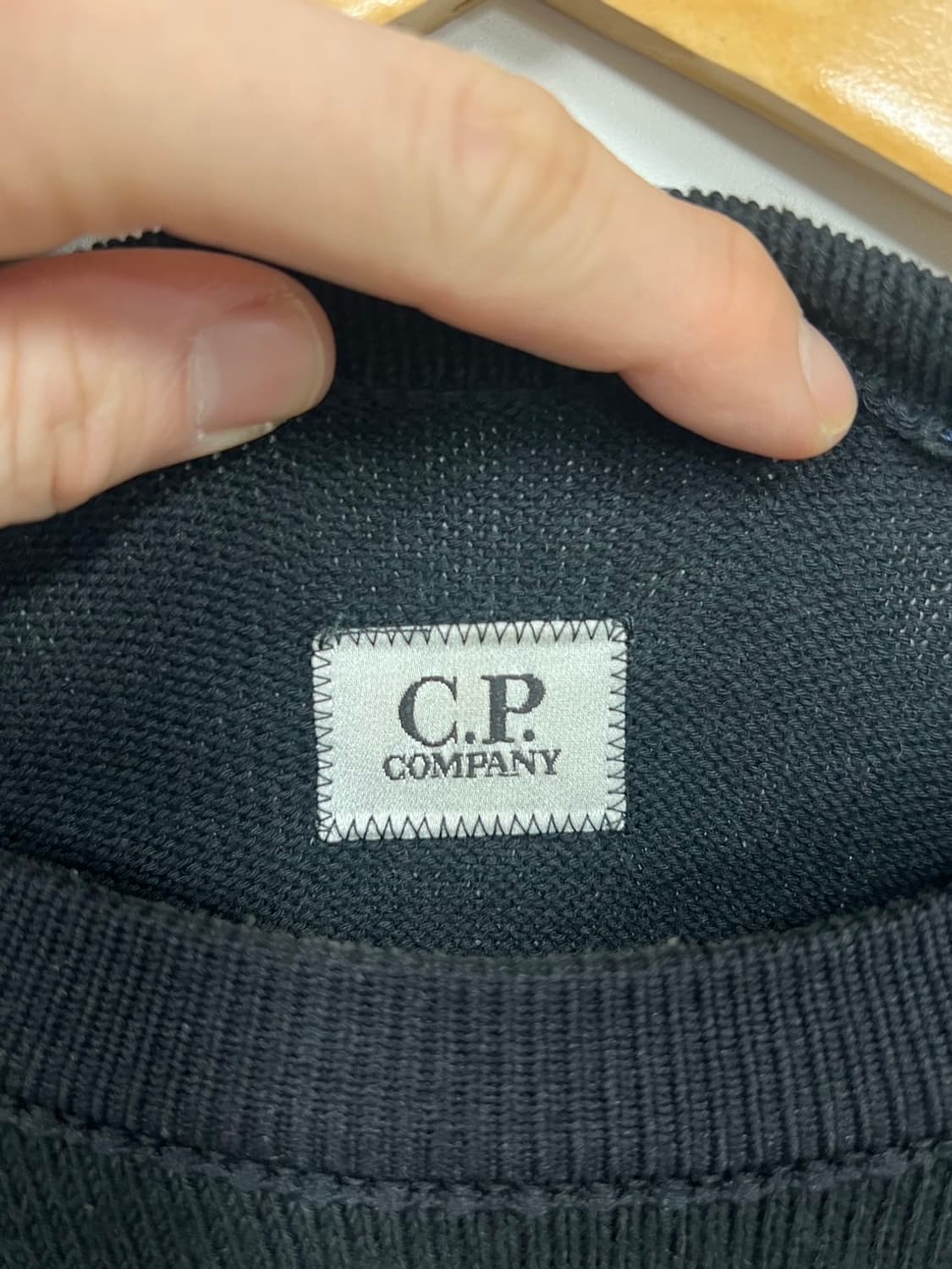 CP 컴퍼니 렌즈 와펜 라운드넥 긴팔 니트  상품이미지5