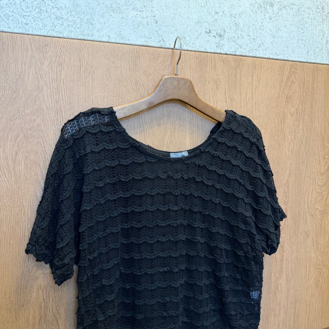 빈티지 라운드넥 시스루 반팔 니트 백 스트랩 타이 디테일 루즈핏 블랙 상품이미지3