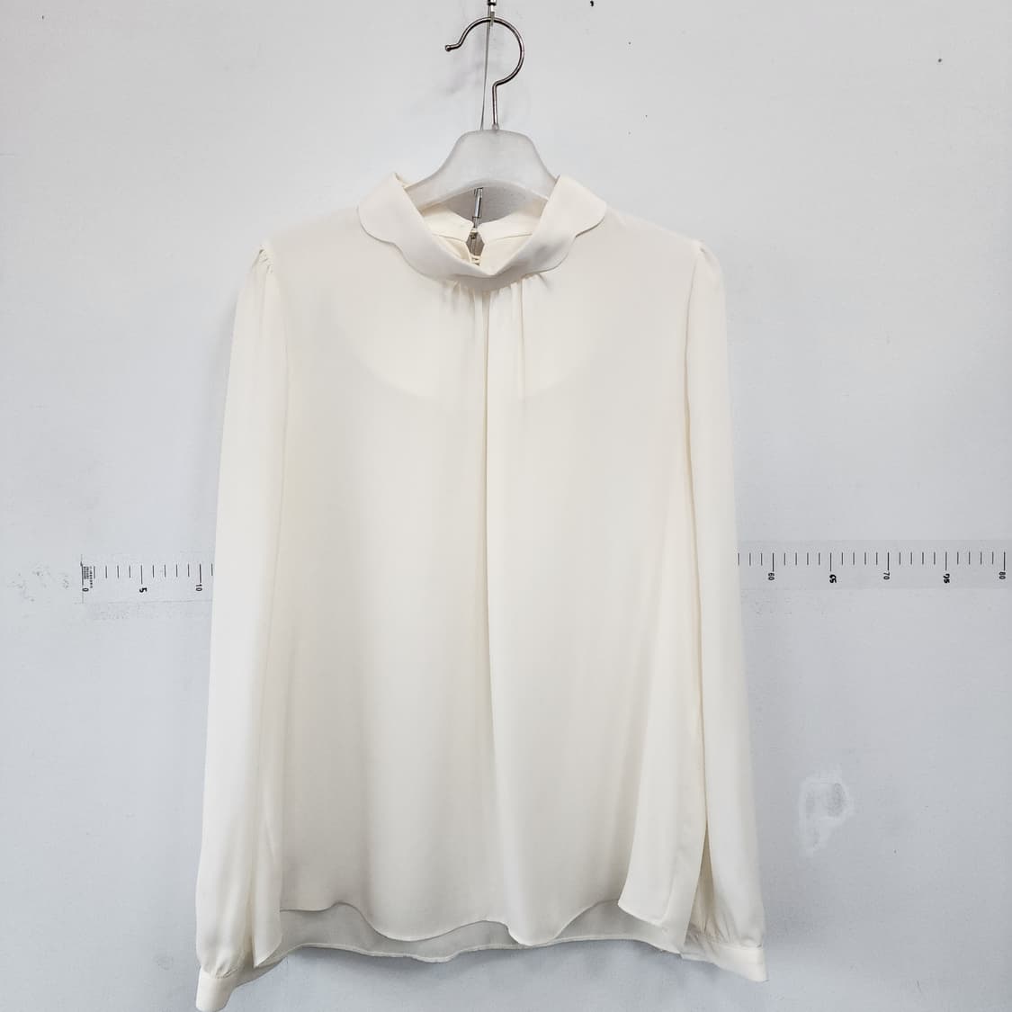 화이트 실키 라운드넥 블라우스 상품이미지1