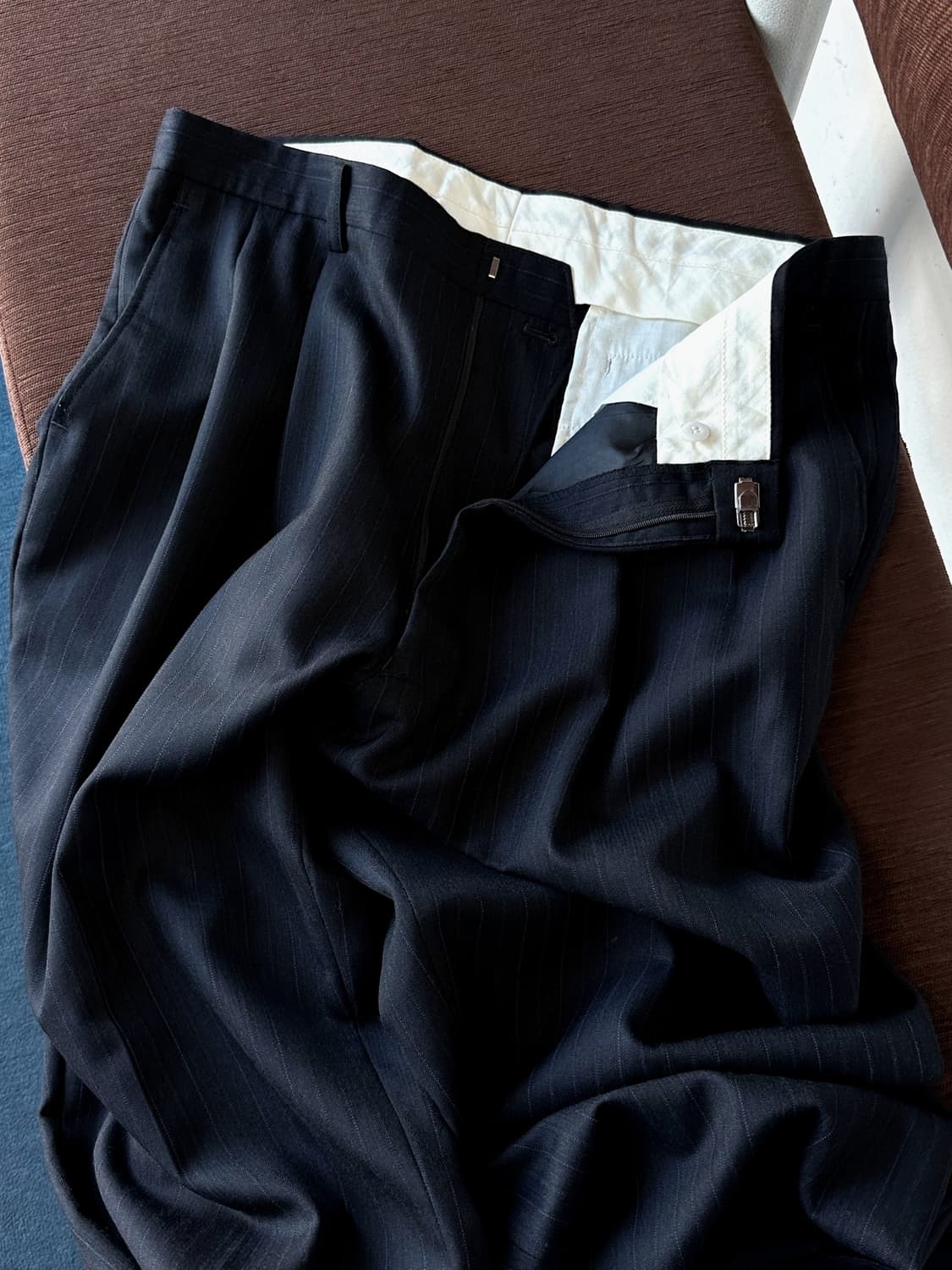 Design stripe 2 pleats wide trouser 상품이미지1