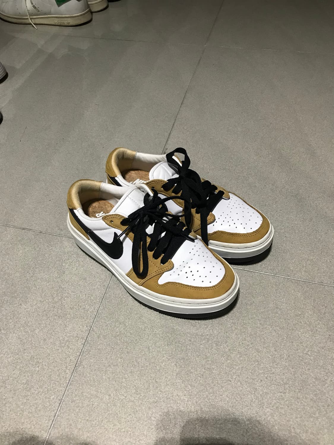 뉴욕매장구매!나이키 에어 조던 1 로우 흰/골드 230mm 상품이미지3