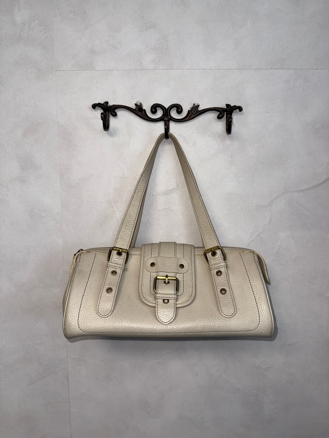 Anne Klein ivory buckle shoulder bag  상품이미지1