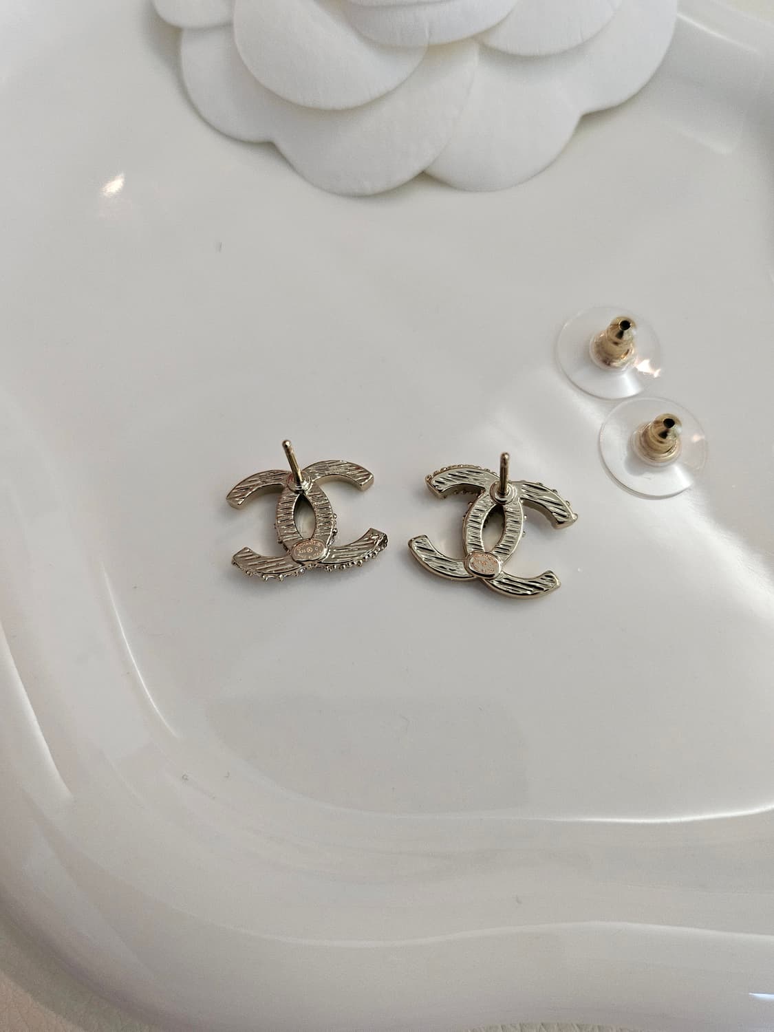 샤넬 언발 큐빅 CC로고 귀걸이 샴페인골드 업사이클링 상품이미지7