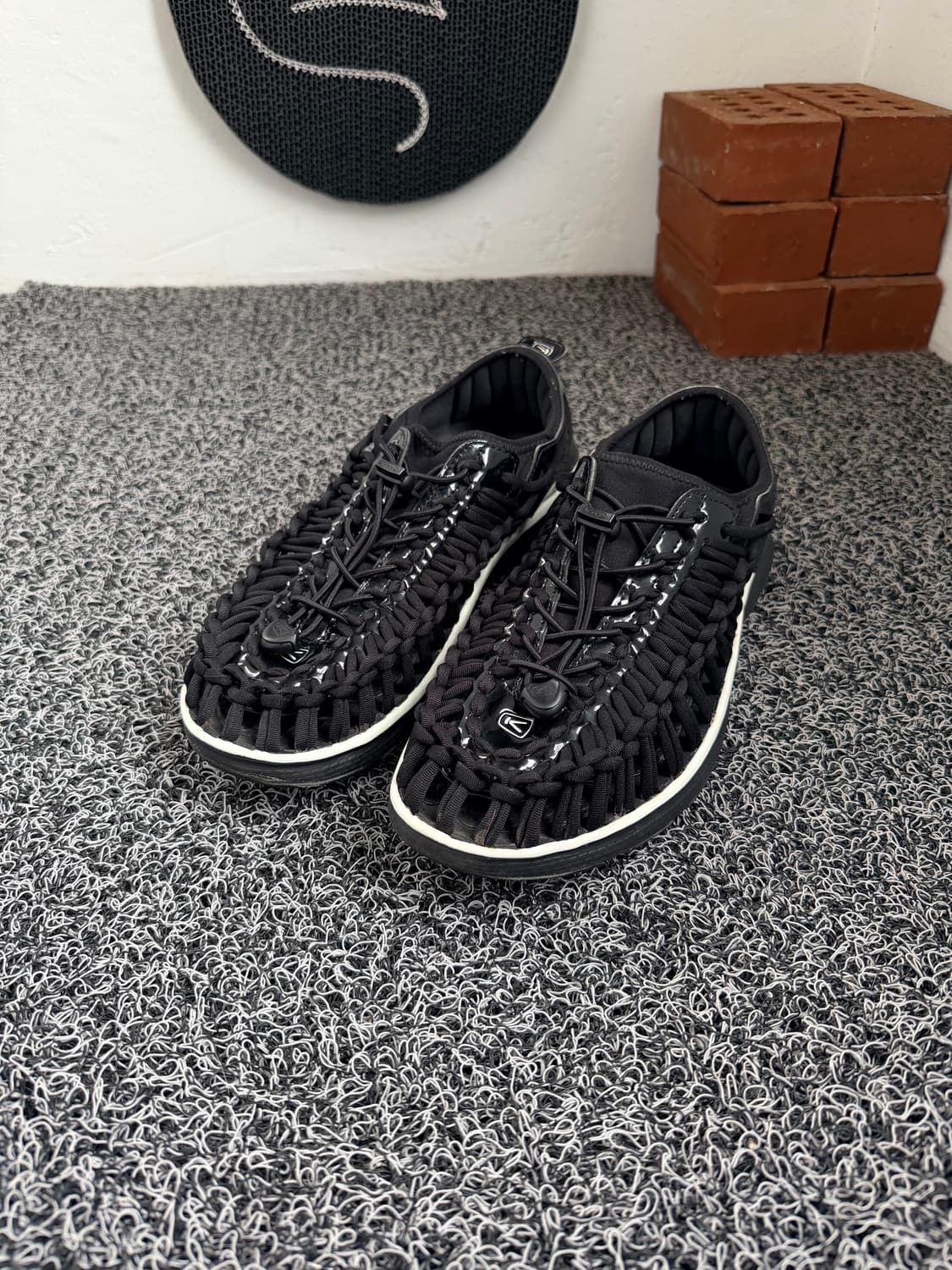 킨(KEEN) 유니크 스니커즈 - 블랙 에나멜 레이어드 (풀블랙) 상품이미지1