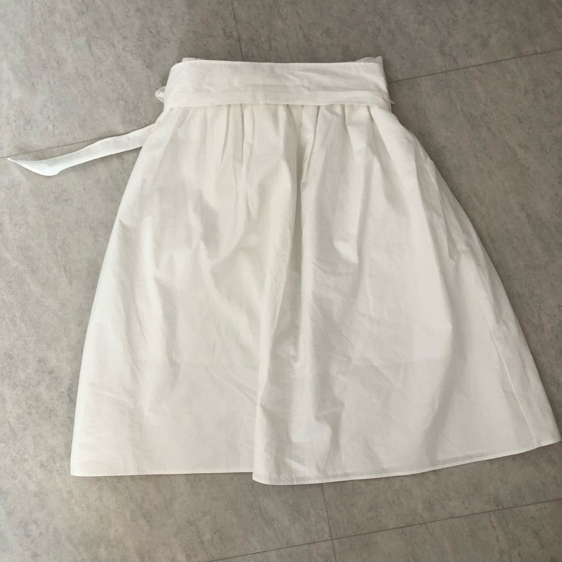 꼬모니노즈 뒷밴딩 리본 스트랩 미디 스커트 아이보리 free 상품이미지4