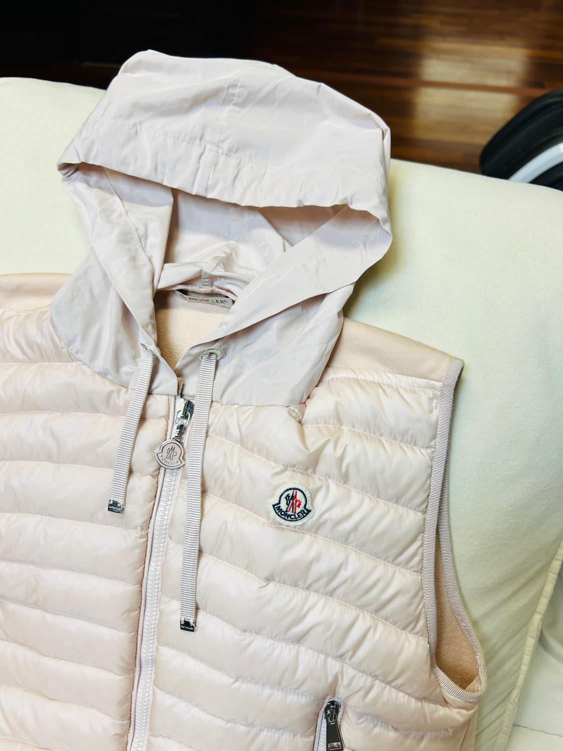 몽클레어 여성 후드 다운 베스트 패딩(0/44) 상품이미지4