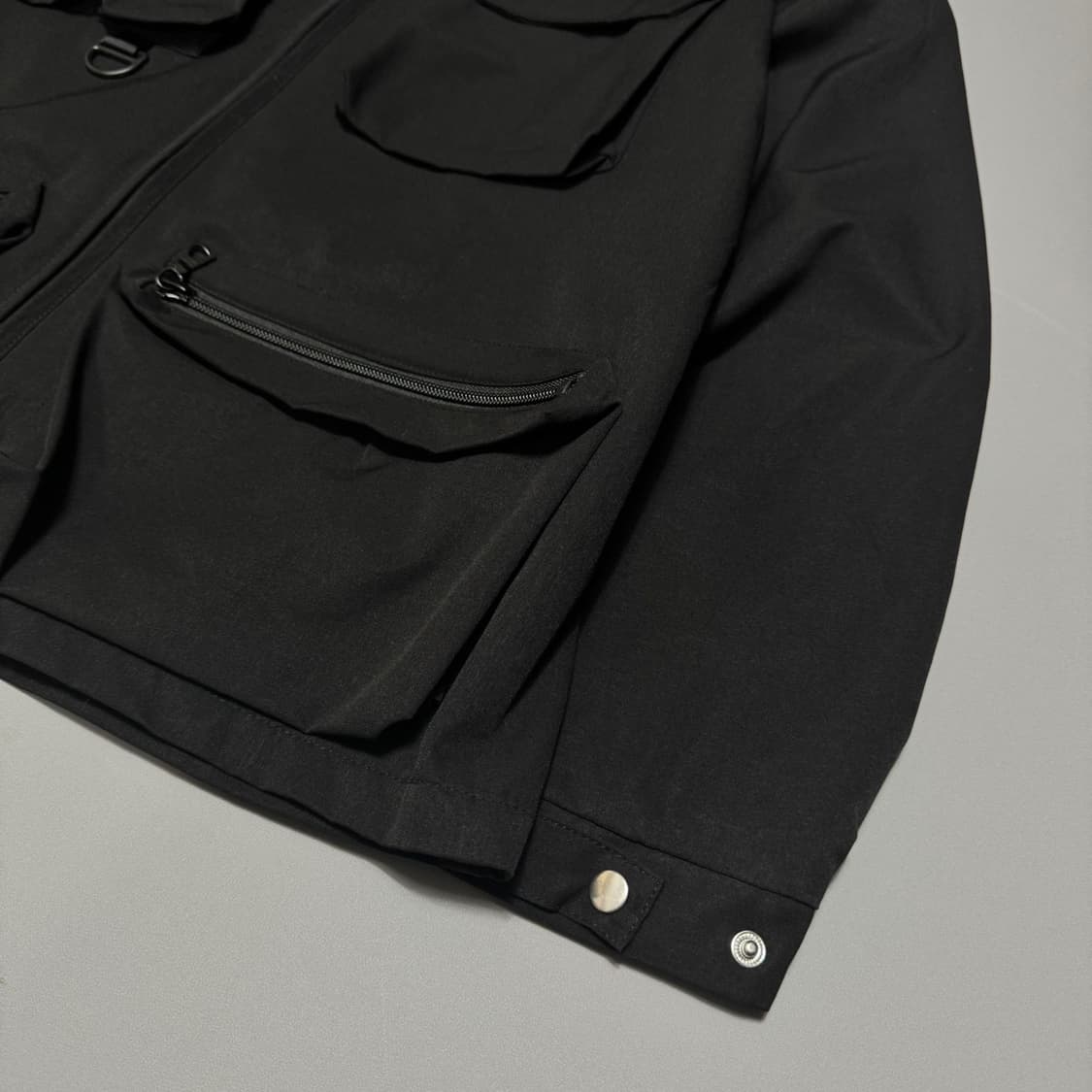센스오브플레이스 블랙 나일론 논칼라 유틸리티 포켓 윈드브레이커 상품이미지5