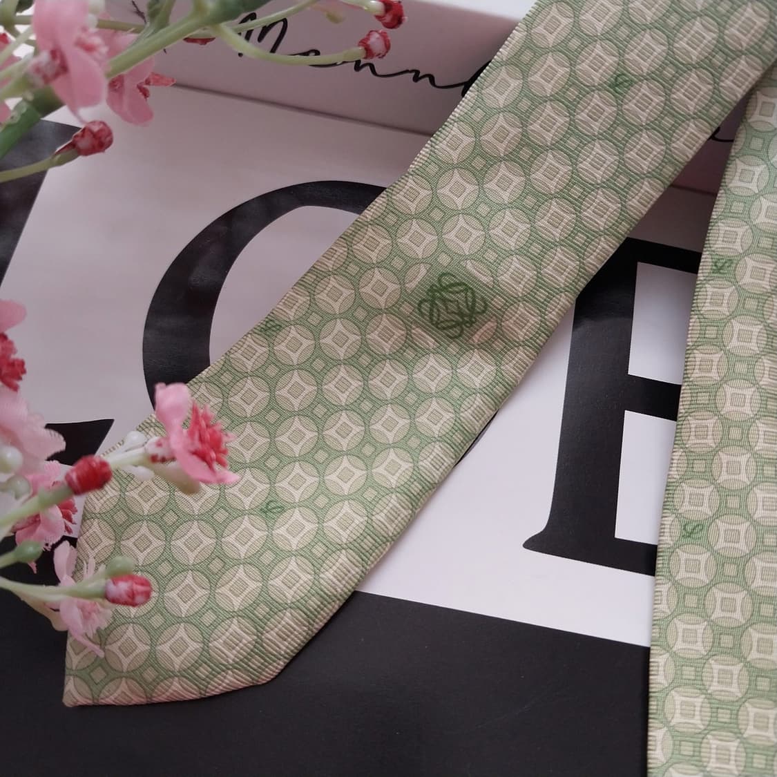 로에베 실크 라임 로고 패턴 넥타이 A+~A등급 8.9cm K1614
 상품이미지4