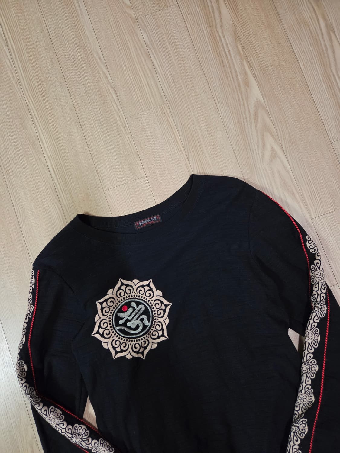 CHICIRI JAPAN 블랙 자수 롱 슬리브 티셔츠 상품이미지2