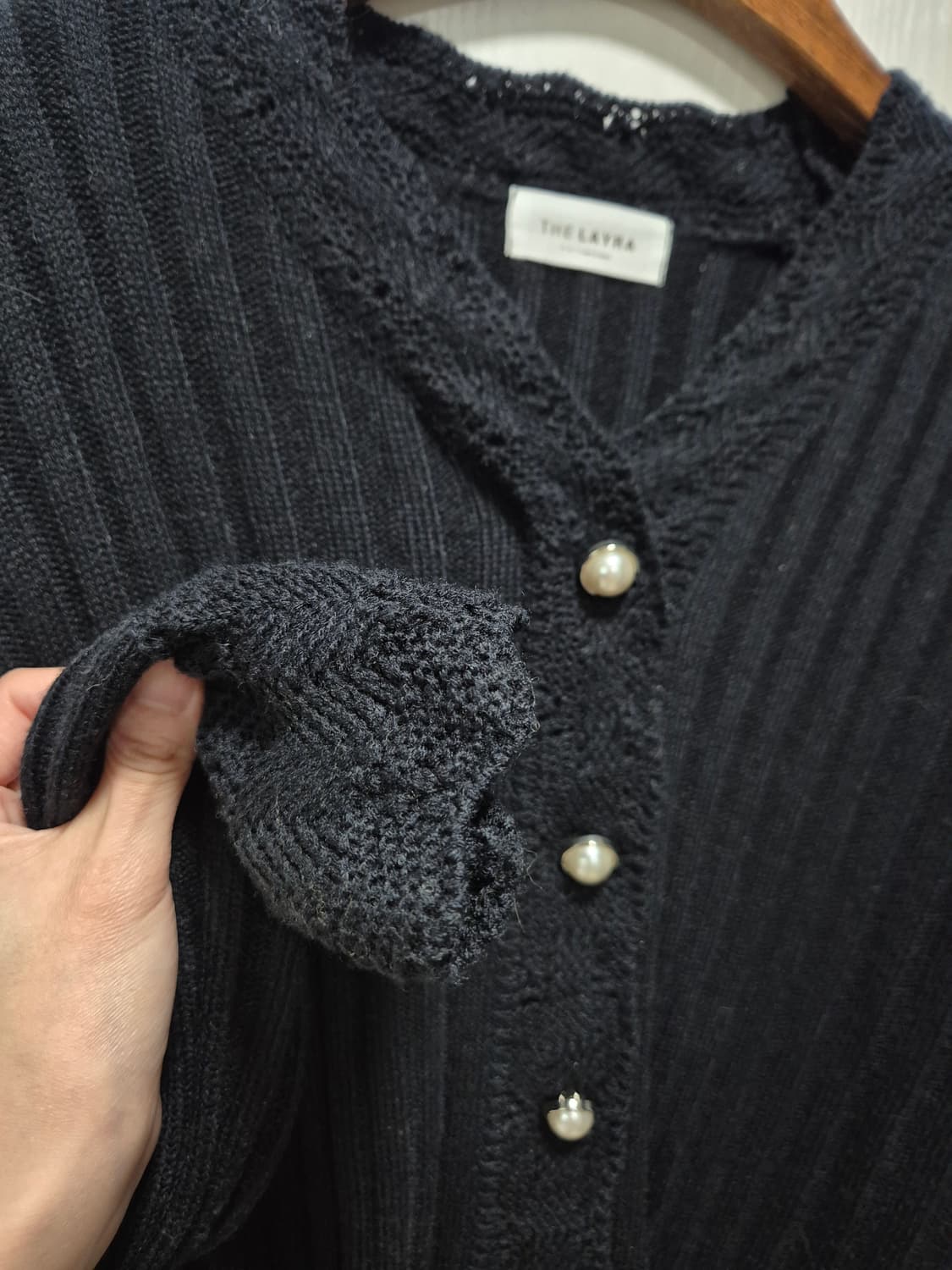 THE LAYRA 진주 버튼 가디건 블랙 상품이미지2