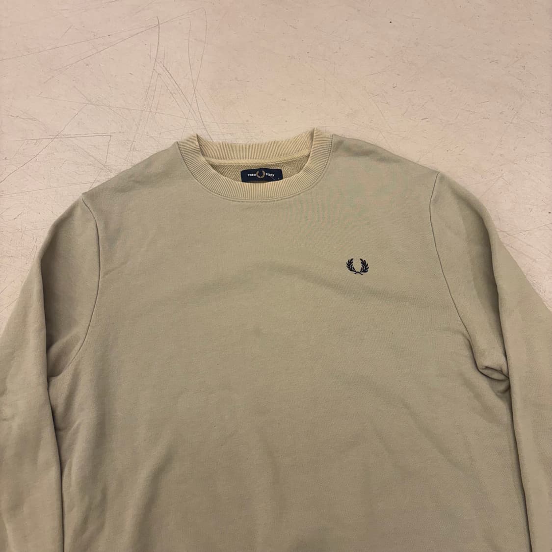 프레드 페리 베이지 스몰로고 맨투맨 상품이미지2