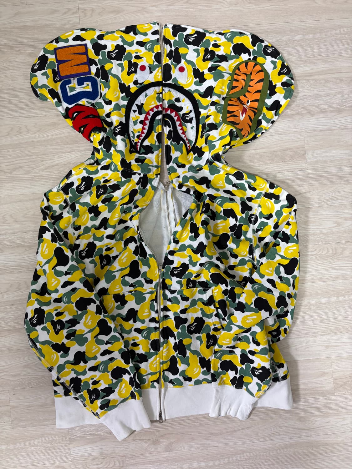 베이프 오사카 한정판 세퍼레이트 샤크후드집업 2xl 판매합니다 상품이미지4