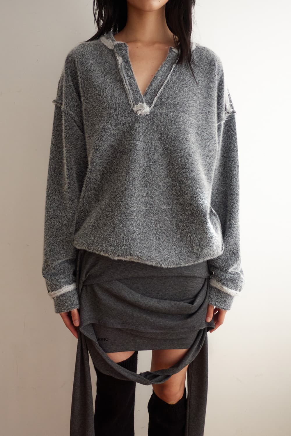 세릭 Furry V-Neck Sweatshirt cos 상품이미지3