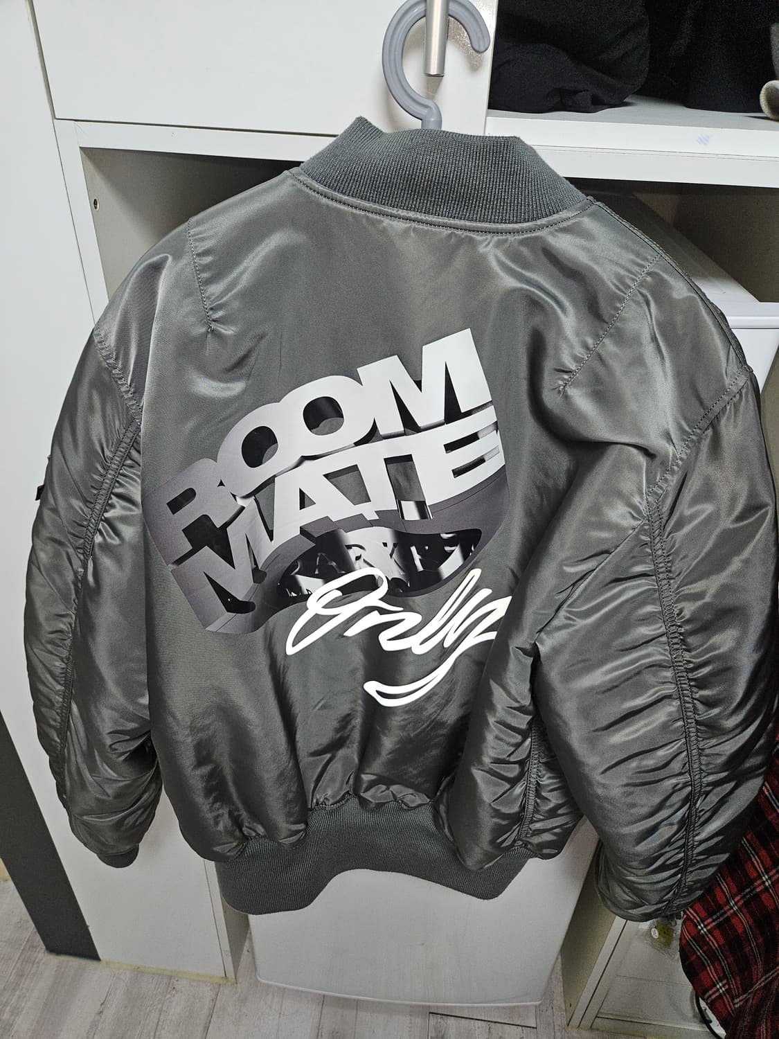 다크룸 스튜디오 × 알파인더스트리 ma1 건메탈 L 상품이미지2