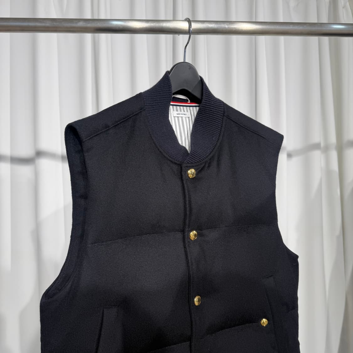 [정품] 톰브라운 캐시미어 금장 단추 조끼 패딩 상품이미지2