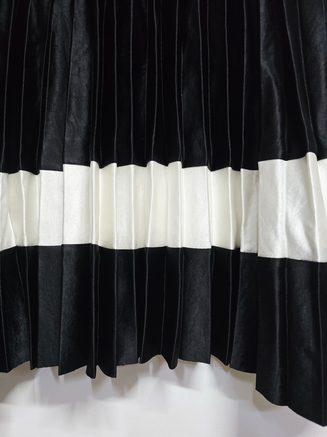 띠어리 블랙 플리츠 스커트 배색 포인트 상품이미지3