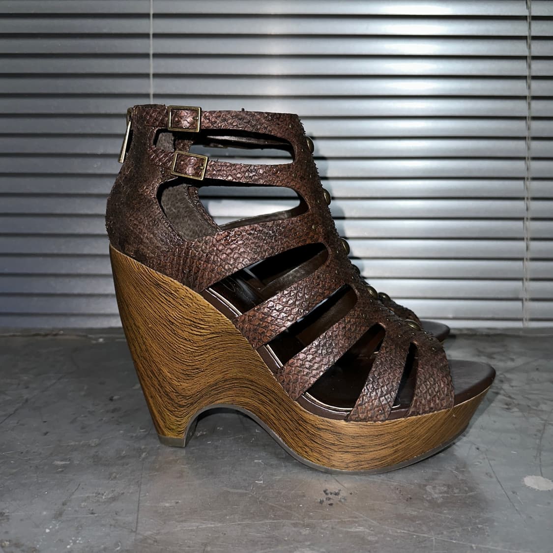 00s 데드스톡 뱀 패턴 가죽 앤 브라스 웨지 샌들 풀박스 상품이미지5
