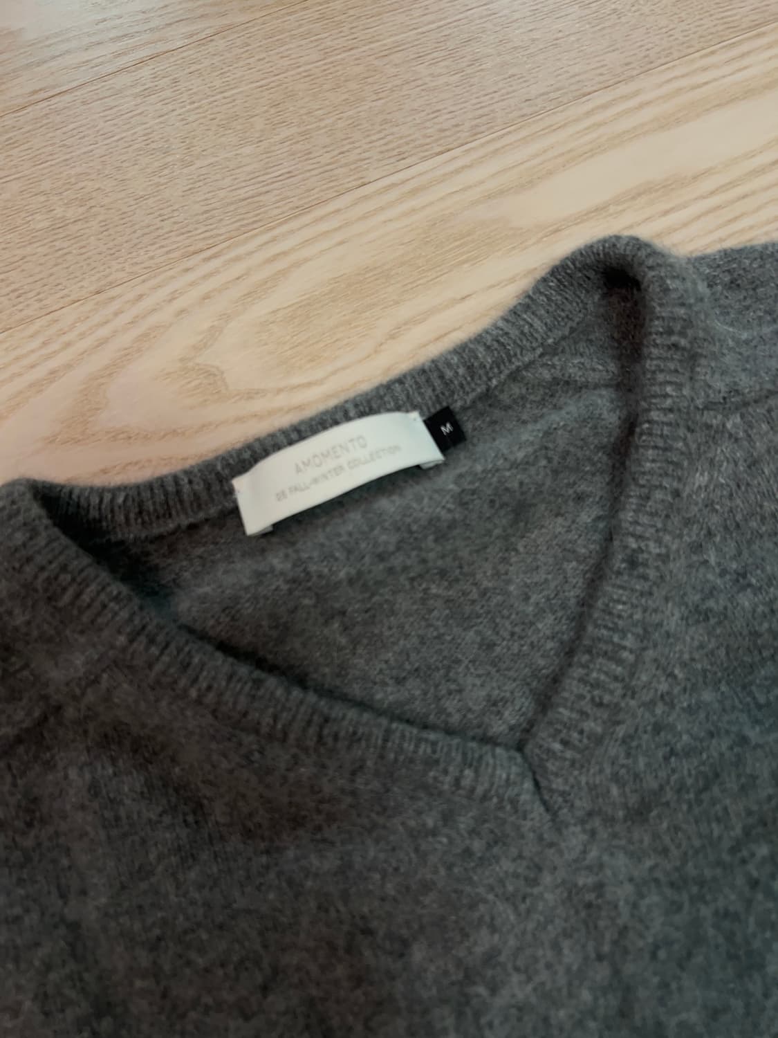 아모멘토 라쿤 브이넥 니트 차콜 M 25fw 상품이미지3