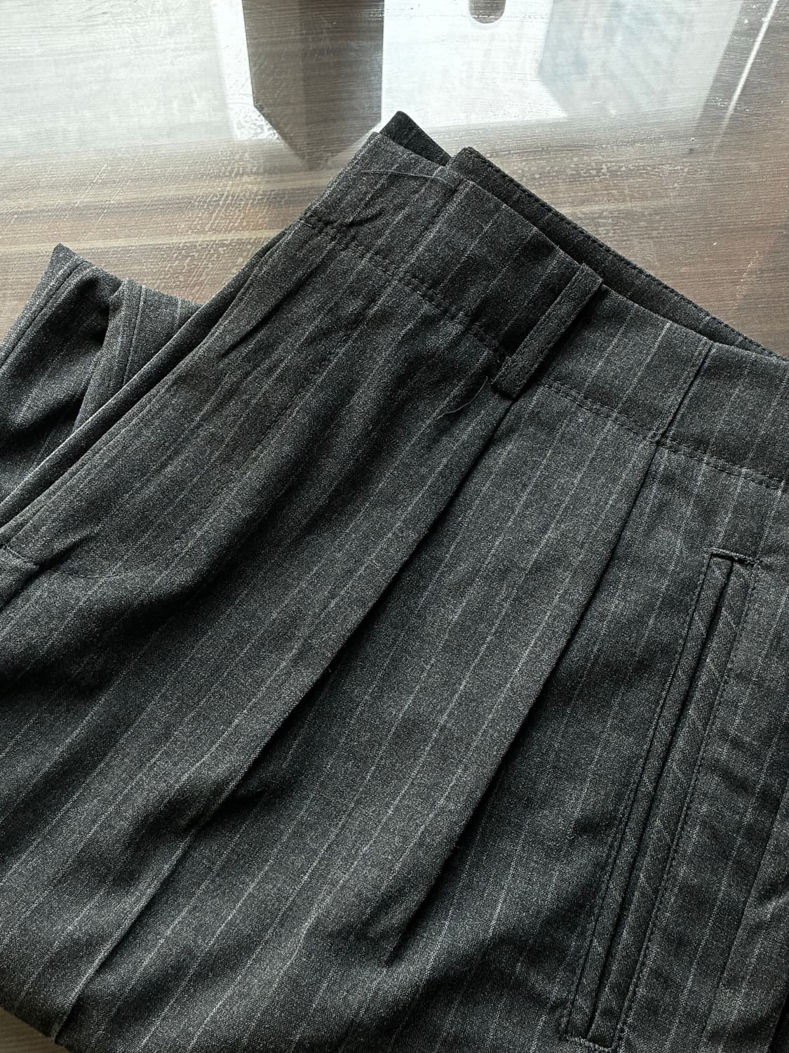 (XL) 드로우핏 투 턱 와이드 핀 스트라이프 슬랙스 [CHARCOAL] 상품이미지10