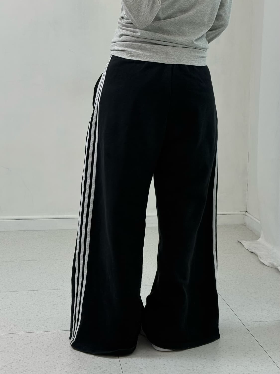 아디다스 블랙 와이드 스웻팬츠 상품이미지4