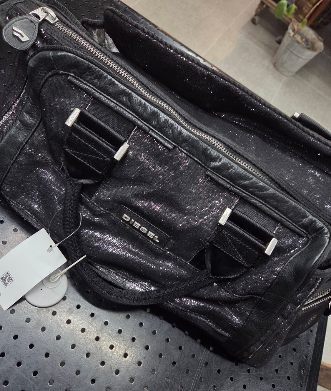 Diesel 디젤 블랙 글리터 빅토트백 상품이미지2