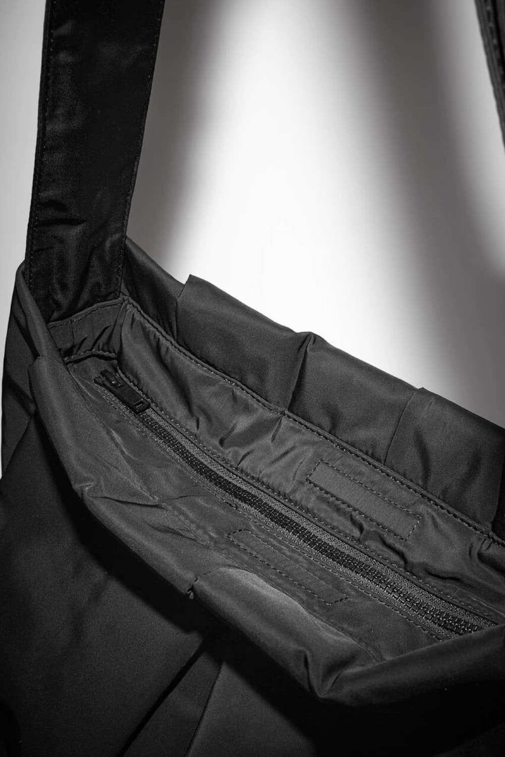 COS oversized drape bag black 상품이미지4