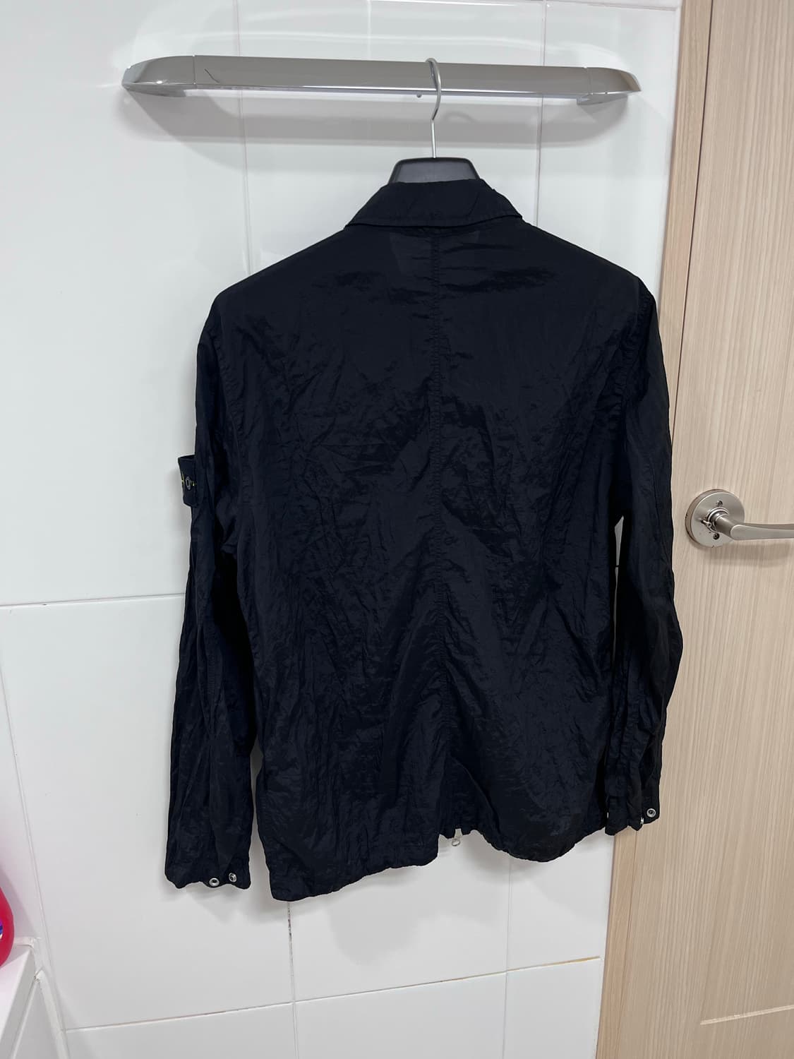 스톤 아일랜드 23ss 나일론 메탈 에코닐 재생 오버셔츠 블랙 상품이미지2