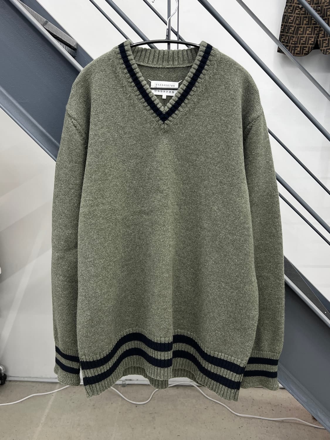 메종 마르지엘라 오버사이즈 V넥 울 니트 상품이미지1