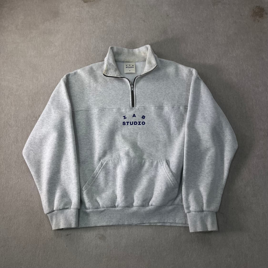 100 아이앱 스튜디오 오트밀 반집업 맨투맨 상품이미지1