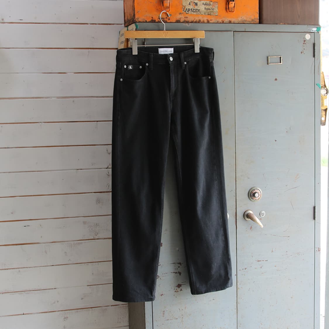 (착용컷) Calvin Klein Jeans 블랙 진 (남성용 31.5) 상품이미지2