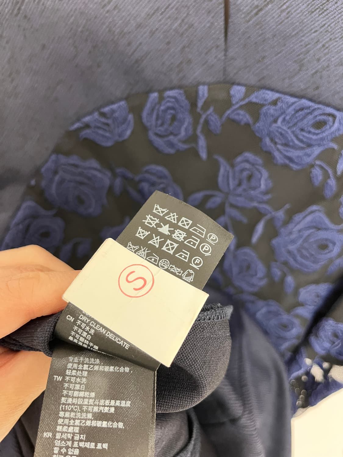 산드로 네이비색 장미 레이스 시스루 원피스 백오픈 연말 상품이미지5