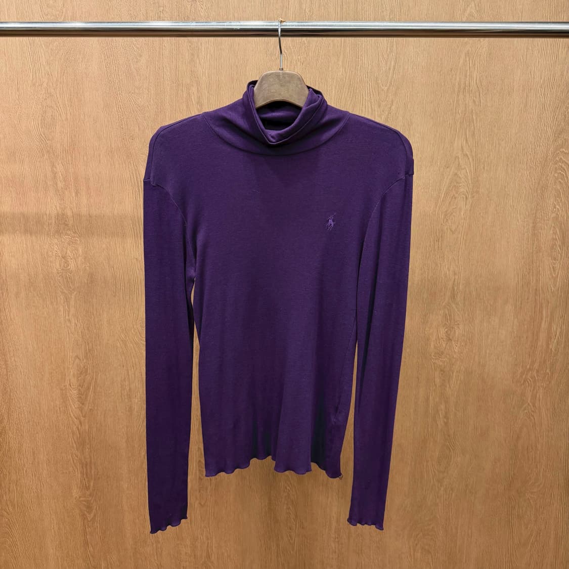 랄프로렌 스포츠 터틀넥 니트 기마상 로고 자수 디테일 루즈핏 퍼플 상품이미지2