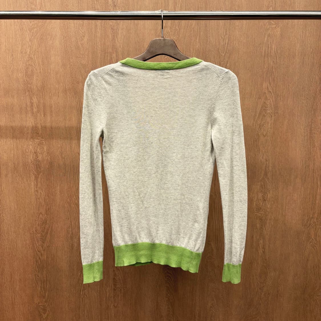 띠어리 브이넥 긴팔 코튼 캐시미어 가디건 그린 컬러 트리밍 라이트 그레이 상품이미지3