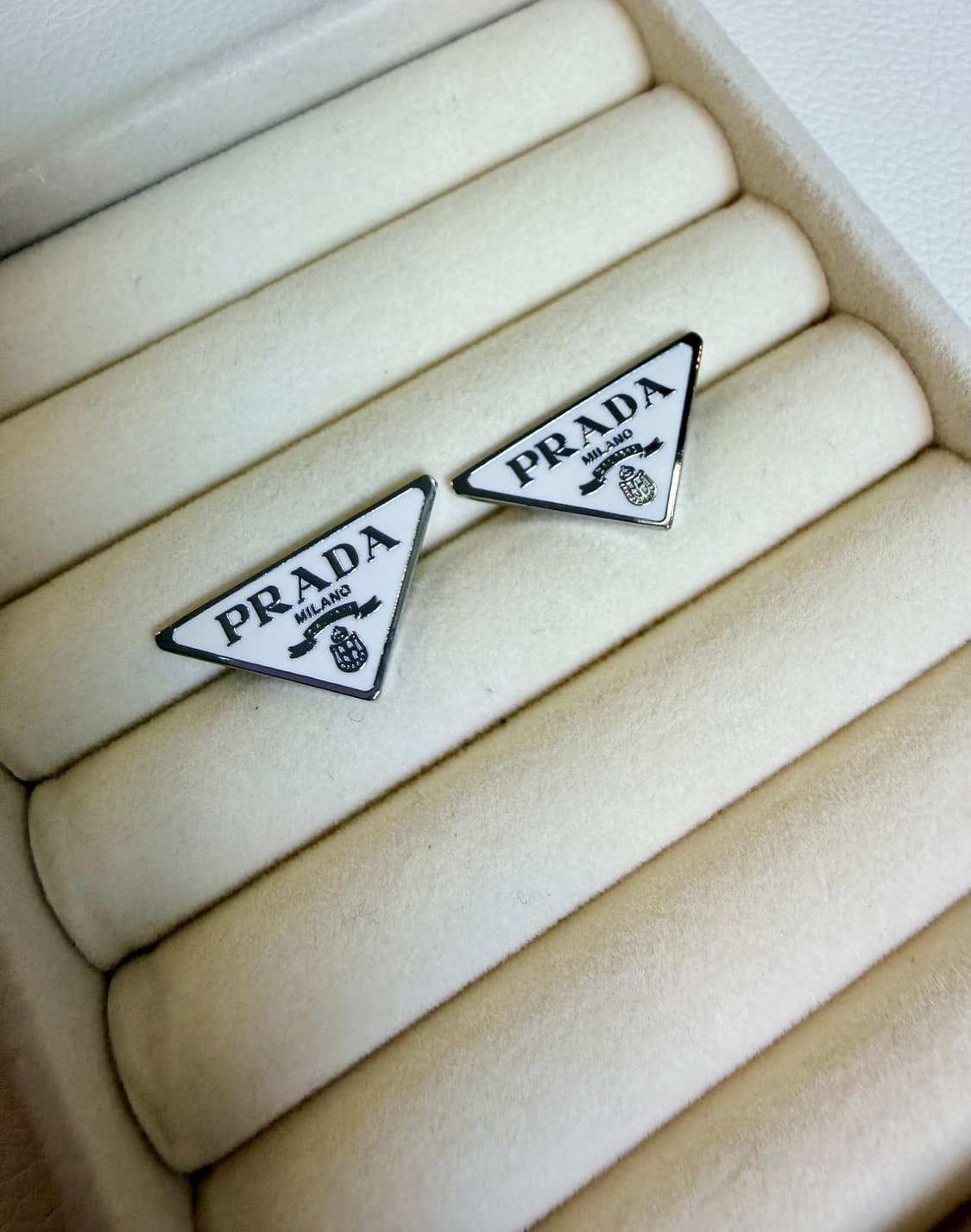 프라다 업사이클링 삼각로고 귀걸이 화이트 상품이미지1