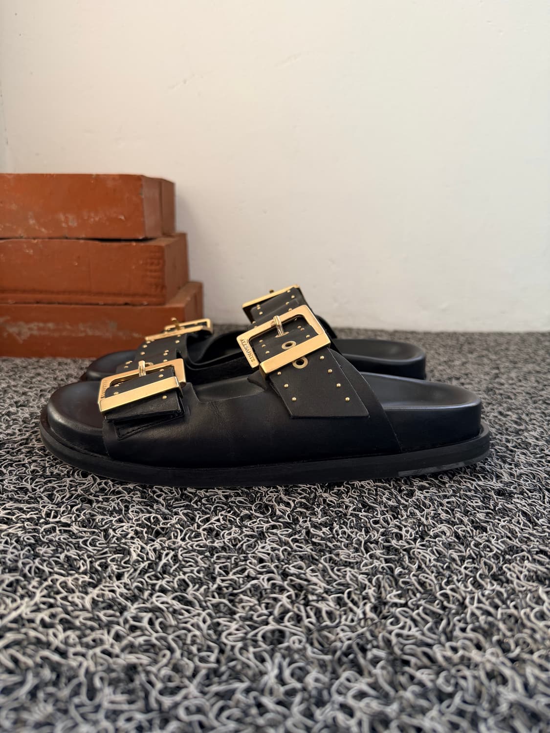 올세인츠(AllSaints) 스터드 버클 레더 슬라이드 샌들 - 블랙  상품이미지2