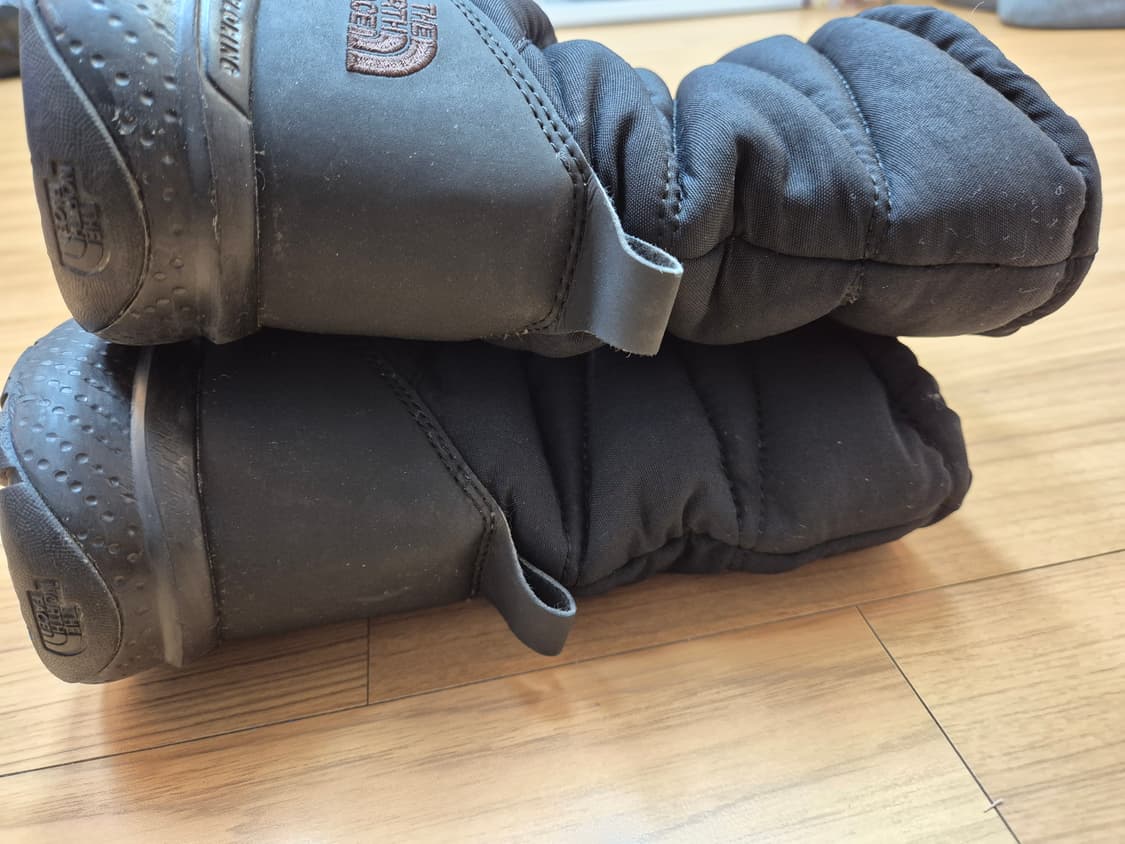 블랙 색상의 노스페이스 패딩 부츠 230mm입니다. 퀼팅 디자인이 적용되 상품이미지5