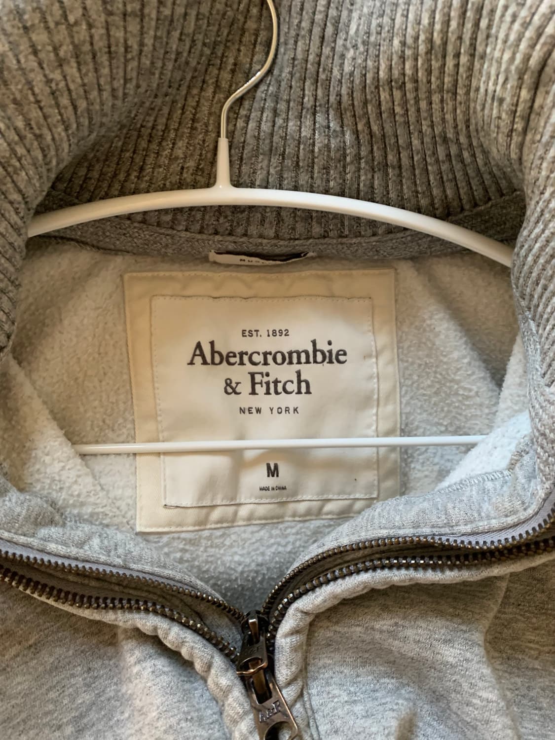 아베크롬비 머슬핏 그레이 하이넥 후드집업 팔아요🩶 착샷O 상품이미지3