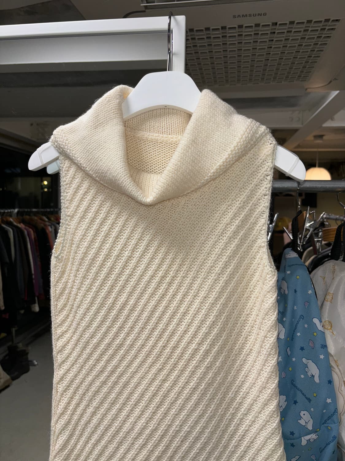 미쉘클랑 하이넥 슬리브리스 니트 상품이미지2