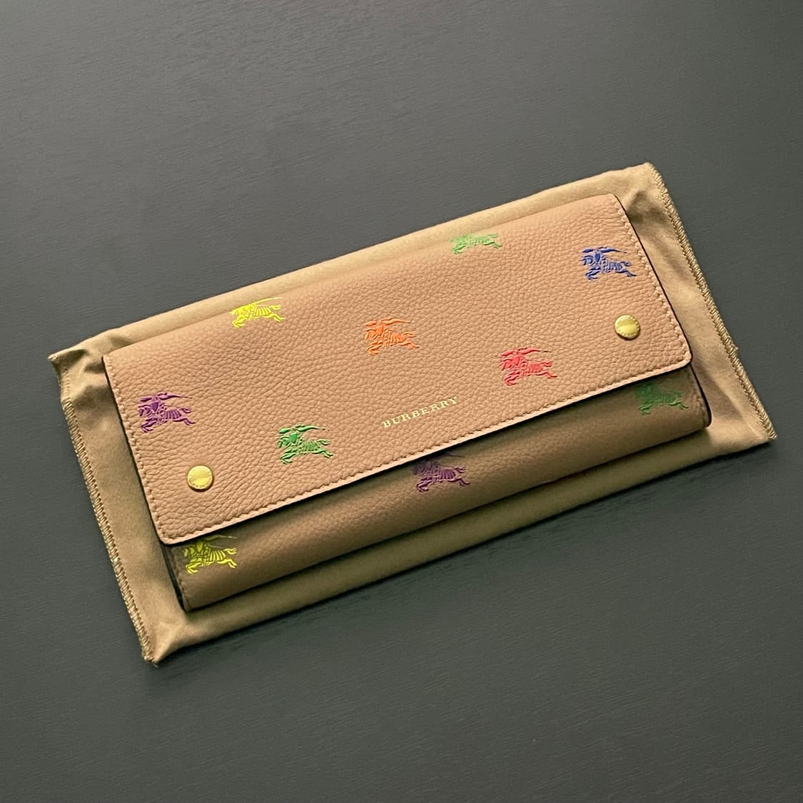 [새상품, 풀구성] 버버리 레더 기사 지갑 장지갑 Hollee EKD 상품이미지1