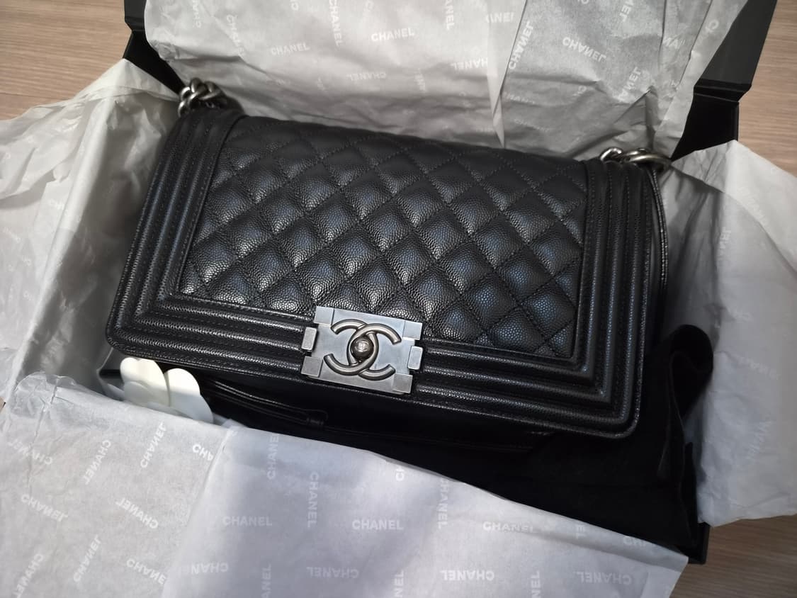 샤넬 보이백 미듐 캐비어 블랙 빈티지 은장 상품이미지1