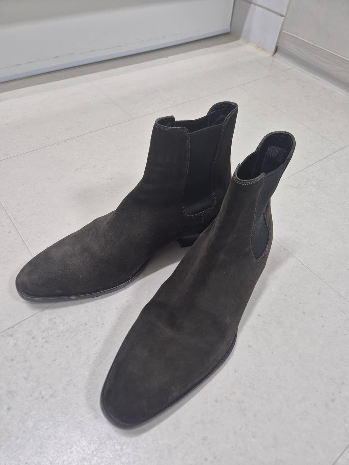 생로랑 와이어트40 스웨이드 첼시부츠 세이블 브라운 41.5 상품이미지1