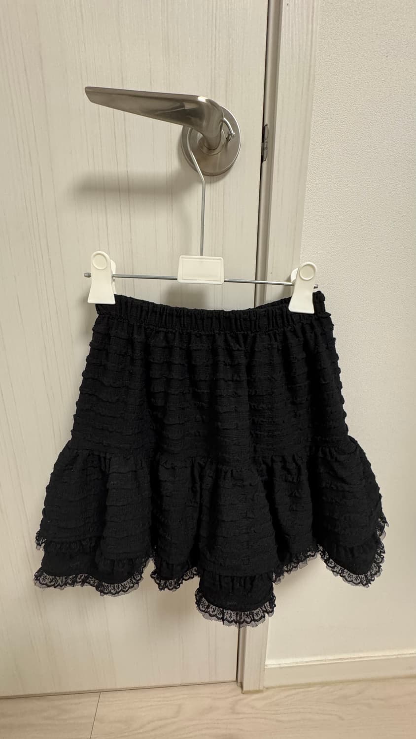 모어댄라이크 검정 프릴 미니스커트 상품이미지2