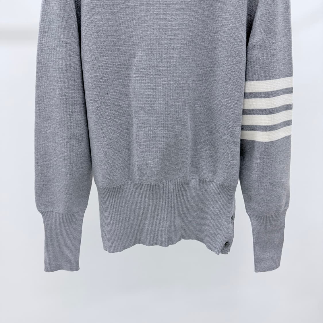 [S+급/5] 톰브라운 사선완장 밀라노스티치 니트 그레이 상품이미지4