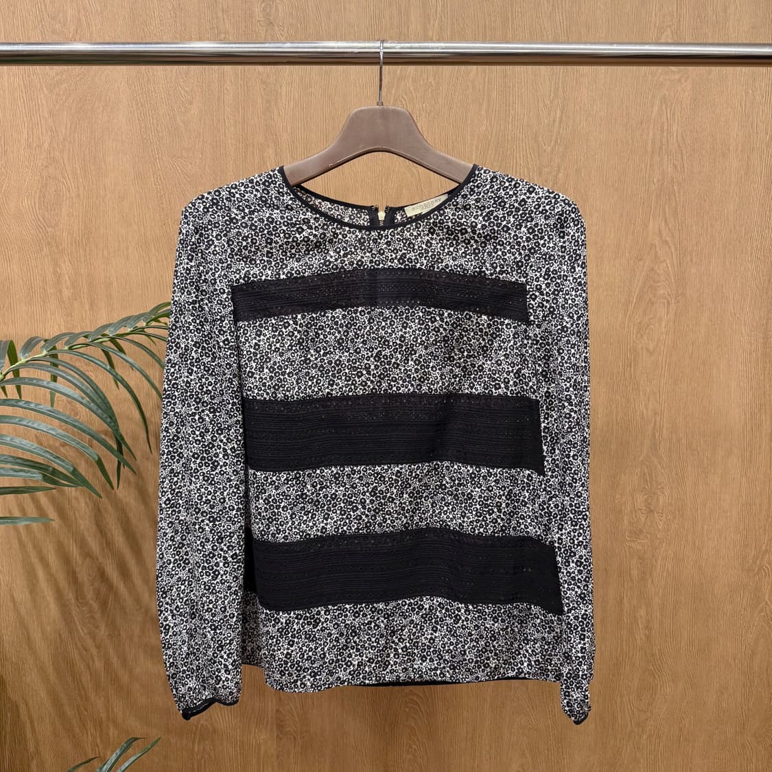 버버리 긴팔 라운드넥 실크 블라우스 플라워 패턴 디테일 배색 포인트 상품이미지1