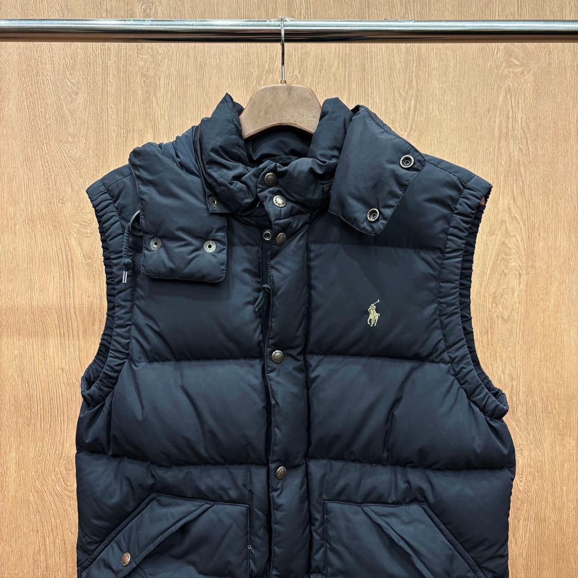 폴로 랄프로렌 하이넥 후드 다운 패딩 베스트 포니 로고 자수 디테일 블랙 상품이미지4