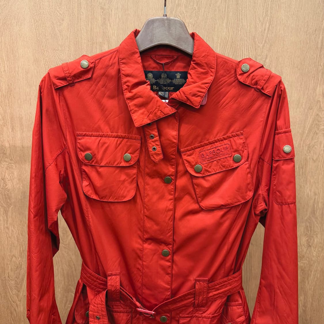 바버 필드 자켓 어깨 견장 벨트 스트랩 플랩 포켓 디테일 레귤러핏 레드 상품이미지4