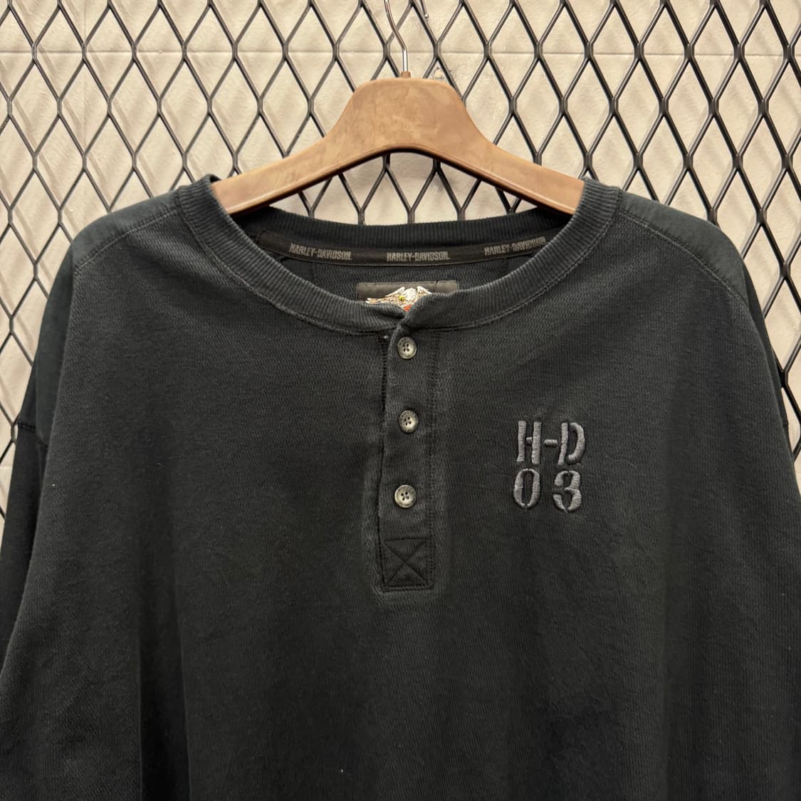 00s 할리데이비슨 헨리넥 스웻셔츠 HD03 자수 로고 디테일 블랙 상품이미지3